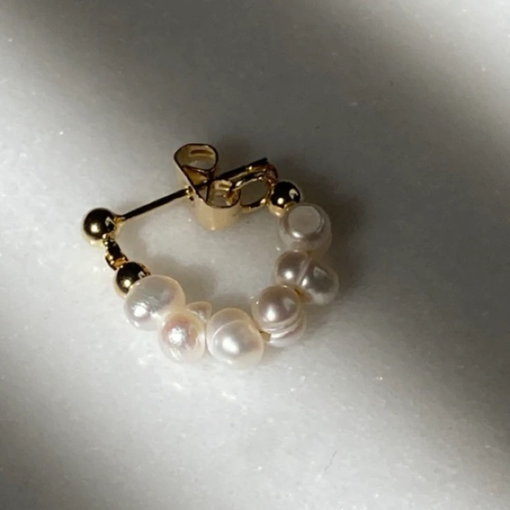 Single pearl earring